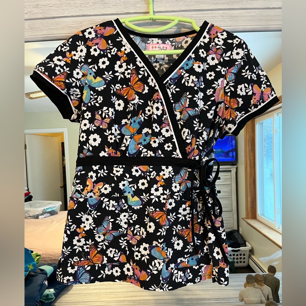 Koi by Kathy Peterson size small scrub top. Flowers and butterflies